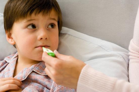 Những sai lầm phổ biến khi hạ sốt cho trẻ