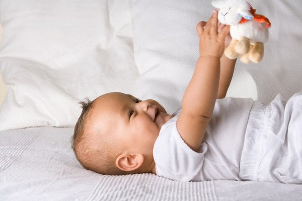 Mẹo hay giúp mẹ chọn đồ chơi cho trẻ sơ sinh an toàn, hiệu quả