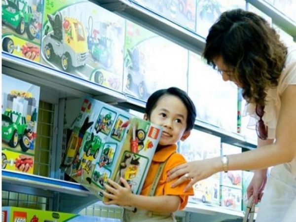 Cách chọn đồ chơi bằng nhựa cho bé bo me nen chon nhung mon do choi hop voi tui tien 600x450 - Cách chọn đồ chơi bằng nhựa cho bé