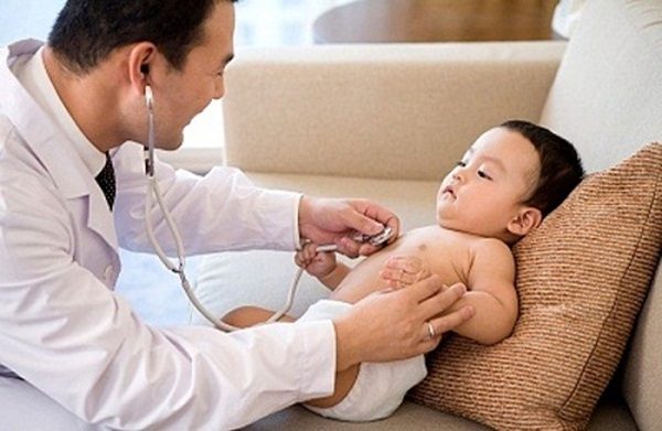 Dấu hiệu nhận biết và cách phòng tránh suy dinh dưỡng cho trẻ Dua tre den bac si khi co dau hieu suy dinh duong 600x391 - Dấu hiệu nhận biết và cách phòng tránh suy dinh dưỡng cho trẻ