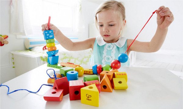 chon do choi cho tre tu ki 3 600x358 - 4 tiêu chí khi chọn đồ chơi cho trẻ tự kỉ mẹ cần biết