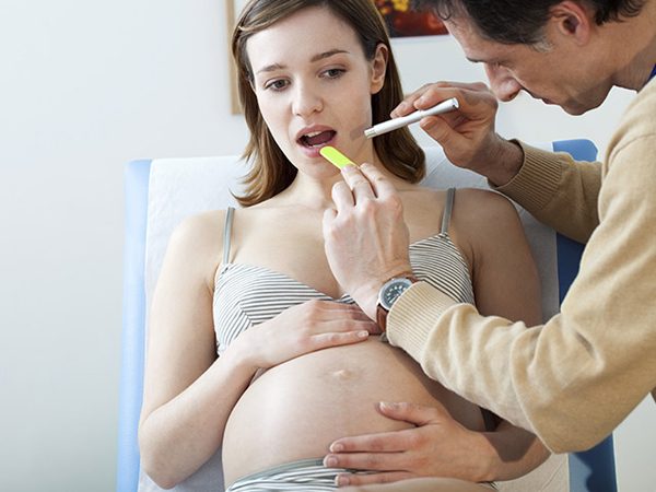 chay mau chan rang phu nu mang thai 600x450 - Những bệnh lý mẹ thường gặp trong thời kỳ mang thai
