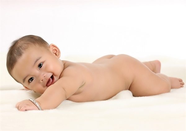 tre so sinh 5 thang tuoi 600x423 - Đặc điểm của trẻ sơ sinh 5 tháng tuổi và cách chăm sóc