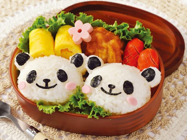 Để con hết biếng ăn, mẹ hãy nhớ hết 5 bí quyết này Bua com dam bao day du chat dinh duong va vo cung dep mat cho be 600x450 - Để con hết biếng ăn, mẹ hãy nhớ hết 5 bí quyết này