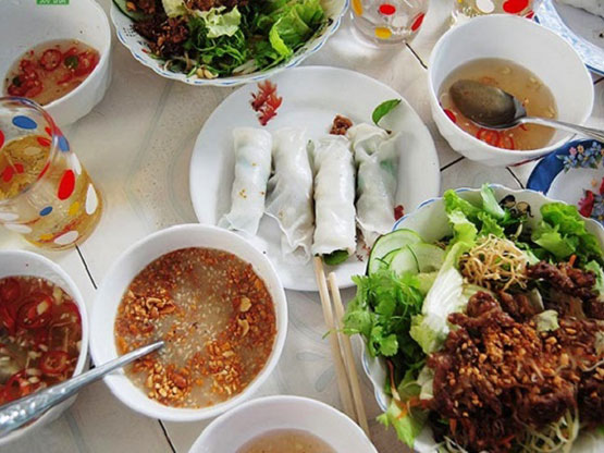 den xu so cua mon bun bo hue thuong thuc banh uot thit nuong - Đến xứ sở của món bún bò Huế thưởng thức bánh ướt thịt nướng               