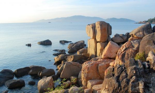 hon chong nha trang1 600x359 - Hòn Chồng - vẻ đẹp tinh khôi vùng biển Nha Trang