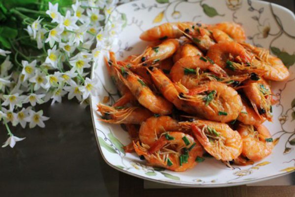 Tom rang la chanh 10 600x401 - Top 12 món ăn ngon chế biến từ tôm dễ làm tại nhà